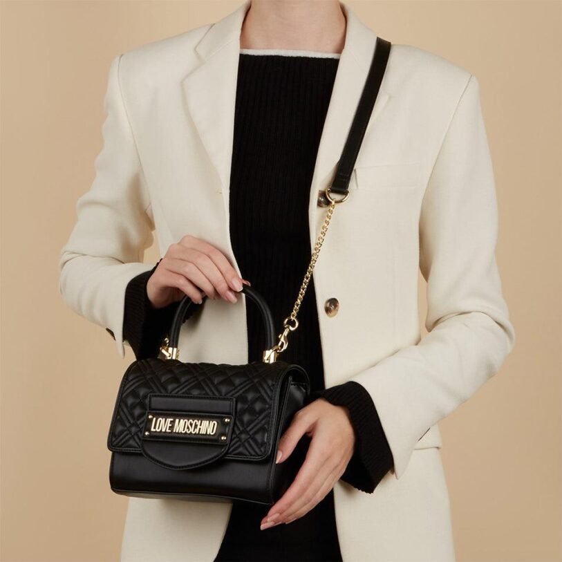 Geantă Love Moschino Neagră Quilted cu Logo Auriu